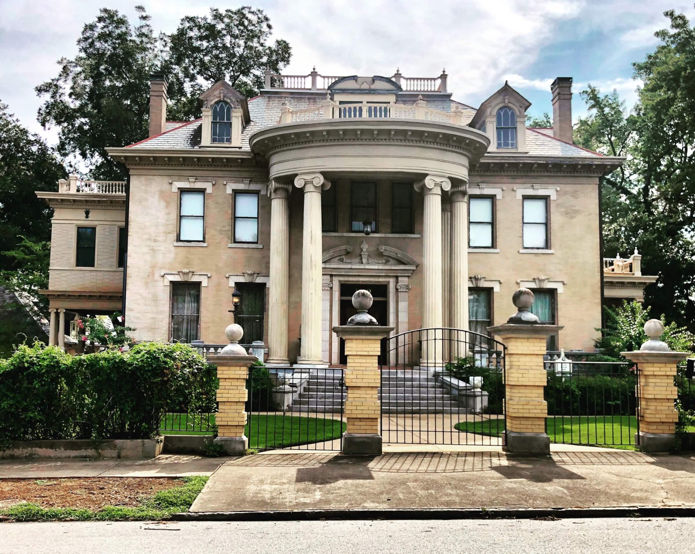 A gorgeous mansion shown on a sunny day, home to one of Matot's high-quality residential dumbwaiters.